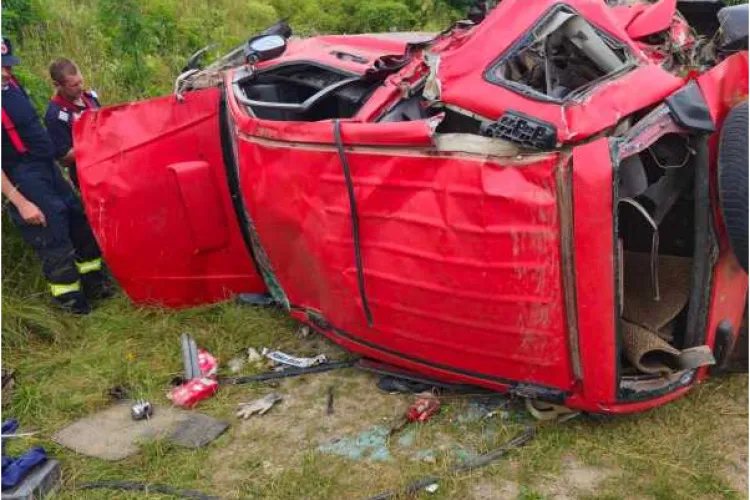 Accident GRAV între un tren și o mașină! Trei persoane au fost transportate de urgență la spital. A intervenit elicopterul SMURD