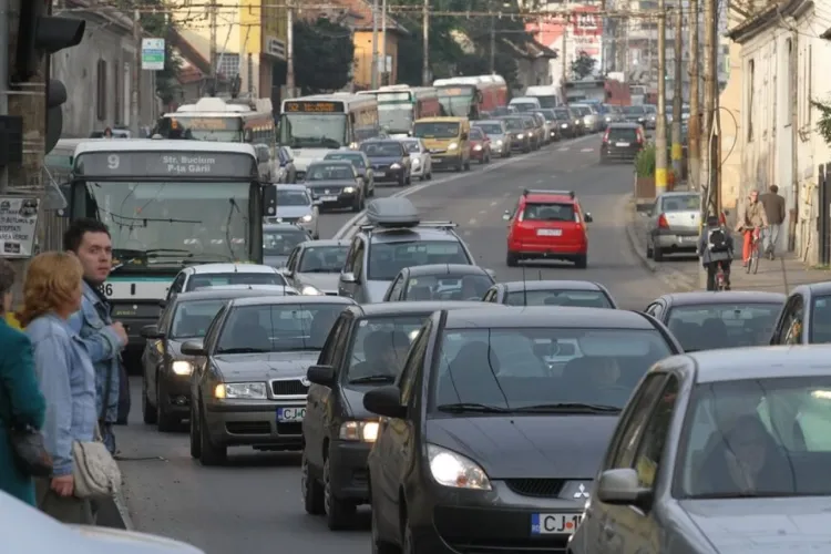 Șoferii clujeni sunt la capătul răbdării: „Oare nu aruncă Boc prosopul și să angajeze ceva experți în fluidizarea traficului? Absolut coșmar!” 