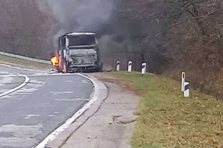 Autocar în flăcări pe centura Vâlcele-Apahida, în urmă cu puțin timp! Toți pasagerii au ieșit urgent din autocar. Pompierii au fost chemați imediat