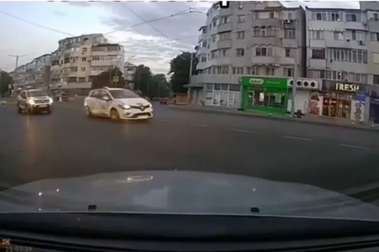 Un șofer din Cluj a ieșit foarte grăbit din intersecție, dar n-a observat „detaliul” din spate - o mașină de poliție. Cum s-a terminat totul VIDEO