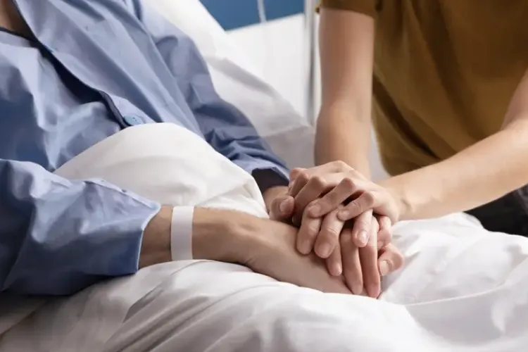 Inima unei mame din Cluj s-a oprit, dar legea i-a interzis să-și salveze fiul tânăr de dializă: „Legea e oarbă”. Povestea tragică a unei familii din Cluj