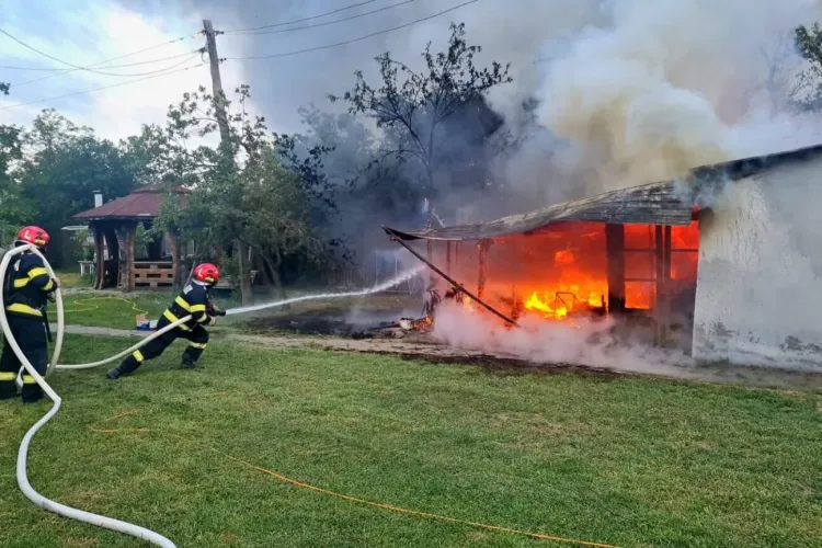 VIDEO Incendiu în Cluj-Napoca, pe strada Blajului. Pompierii intervin chiar acum