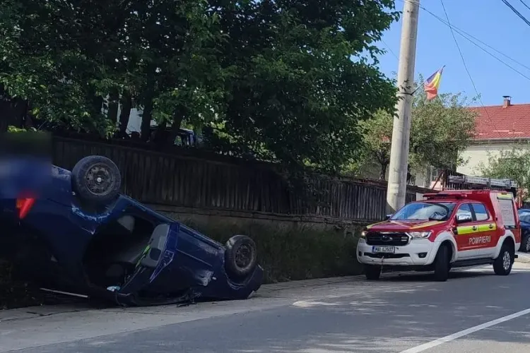 Accident lângă Cluj-Napoca. O mașină s-a răsturnat în urma impactului, la Sălicea, iar un bărbat a fost transportat de urgență la spital FOTO/VIDEO