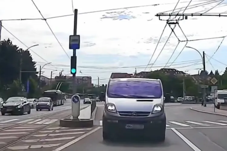 A oprit cu duba fix pe contrasens, la semafor! Gestul halucinant al unui șofer pierdut prin Cluj-Napoca „GPS-ul o fost de vină VIDEO