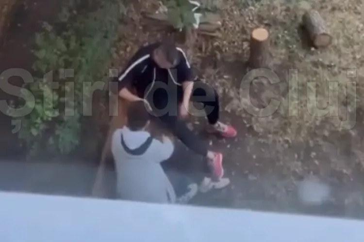 VIDEO EXCLUSIV Tineri filmați în seara asta „fumând” substanțe interzise în curtea unui bloc din Cluj. Clujenii revoltați: „Acolo se joacă și copiii”