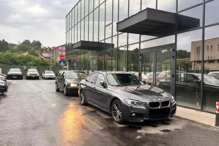 Deși parcarea de la sală era aproape liberă, doi clujeni au ales să-și lase mașinile pe banda de mers, ca nu cumva să obosească până la intrare FOTO