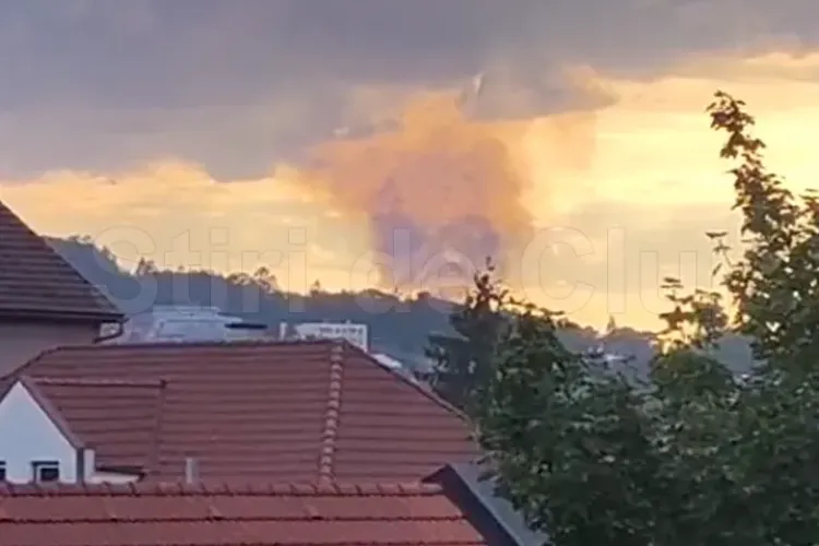 VIDEO. Incendiu în Cluj, pe strada Bisericii Ortodoxe. Fumul vizibil de la kilometri a alertat clujenii. Pompierii au intervenit cu trei autospeciale