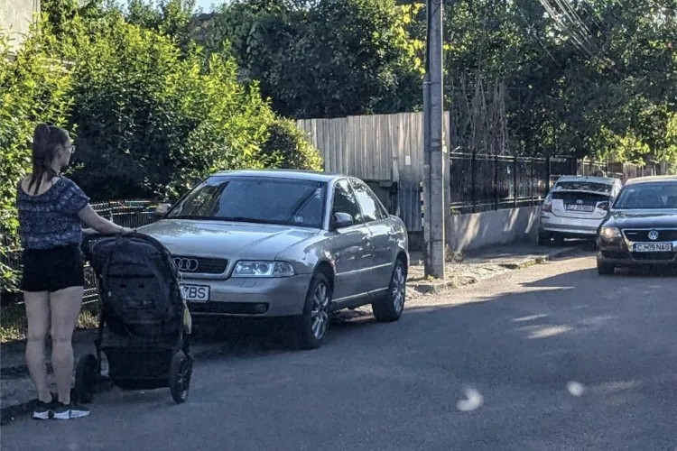 Trotuarele din Cluj-Napoca au devenit parcări! Pietonii, forțați să se strecoare printre mașini: „Vă rugăm să luați măsuri”