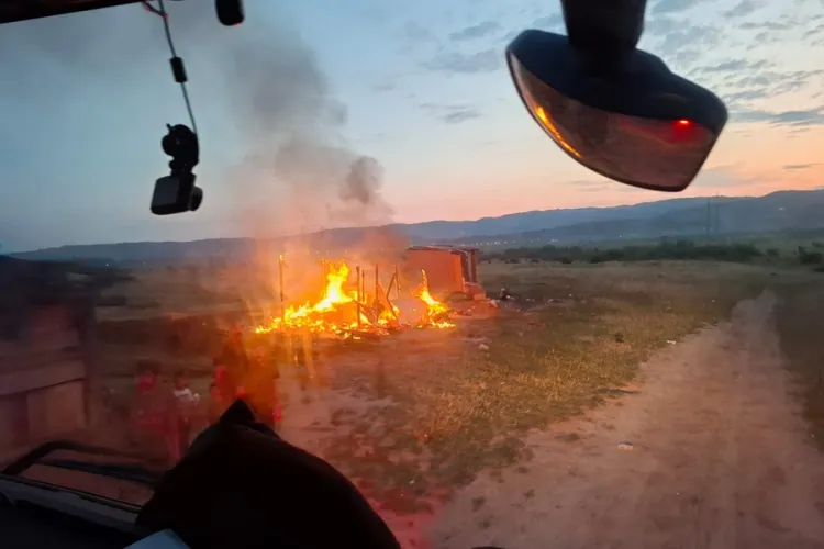 Tragedie fără margini! Un bebeluș de 8 luni a fost lăsat de părinți să moară în flăcări, într-un incendiu devastator! 