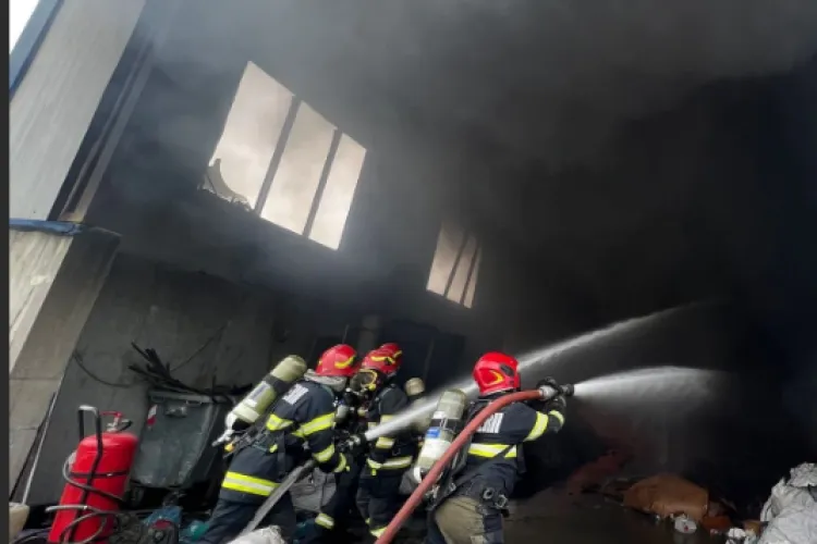 Incendiu la o hală pe Bulevardul Muncii din Cluj-Napoca. Un utilaj a luat foc. Cinci persoane evacuate. Pompierii intervin chiar acum