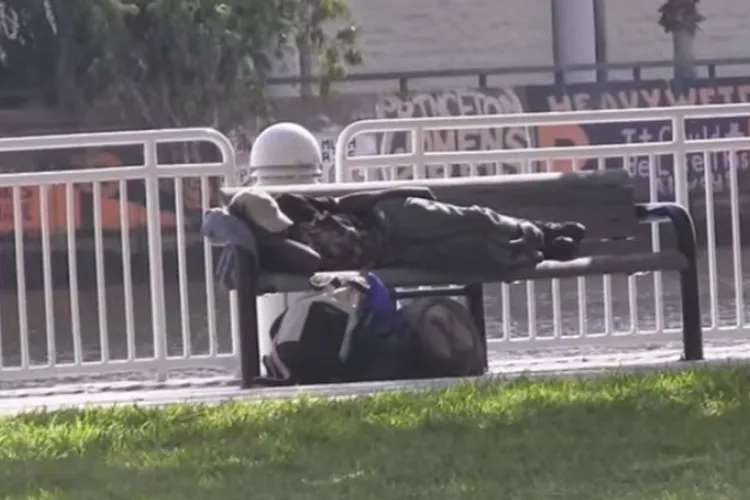 Zona Gării din Cluj-Napoca, peisaj de film horror: Miros puternic de fecale, mizerie și persoane fără adăpost care exasperează clujenii