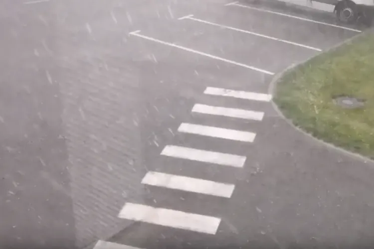 Ploaie cu grindină cât mingile de ping-pong în Apahida. V-ați lăsat ferestrele deschise? VIDEO