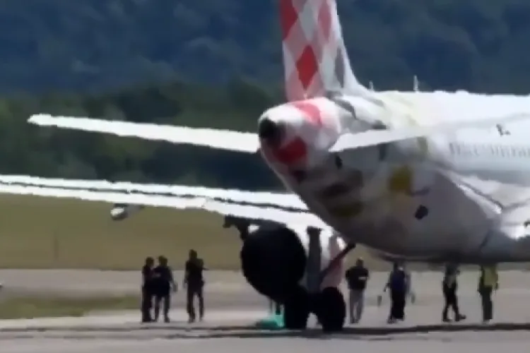 Tragedie șocantă pe aeroport! Un bărbat a murit după ce a fost aspirat de motorul unui avion. Pompierii au intervenit de urgență VIDEO 