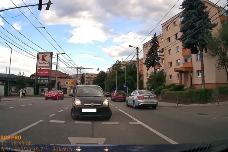 Un șofer din Cluj s-a trezit față în față cu o mașină care venea pe contrasens, pe banda lui. Imaginile arată cât de aproape a fost de tragedie VIDEO