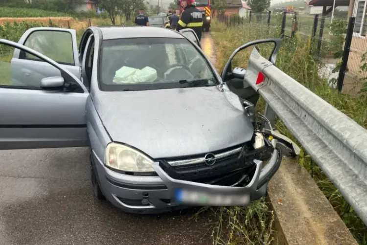 Accident în această dimineață într-o localitate din Cluj: Un șofer a fost rănit după ce s-a izbit violent de parapetul de pe marginea drumului FOTO