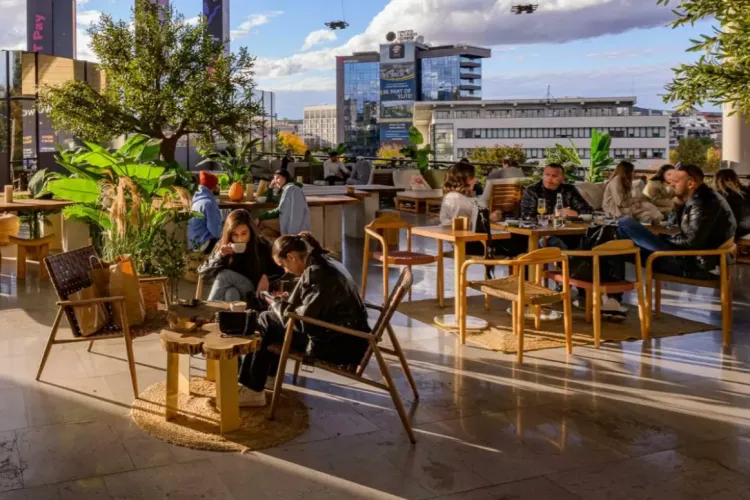 Clujenii mânăncă mai des la restaurant decât restul românilor! Un studiu arată că socializarea în oraș e „populară” printre clujeni, iar mall-ul este HIT