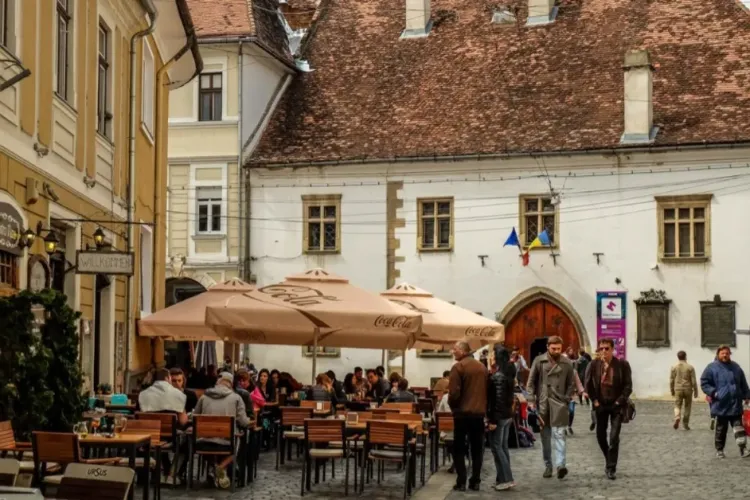 Un cuplu venit în vizită în Cluj cere ajutorul localnicilor pentru a nu rata experiențele Clujului: „Căutăm alternative, ce ne recomandați să facem?”