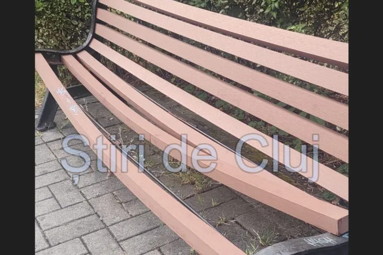 Bănci de proastă calitate într-un parc din Cluj-Napoca. Nu tot ce e „inovativ” e de calitate FOTO