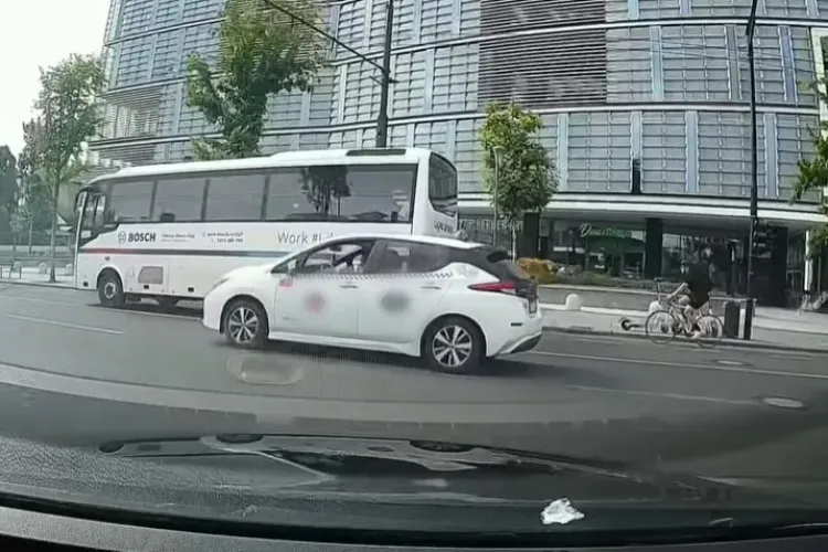 Un taximetrist din Cluj-Napoca se crede la Formula 1! A trecut pe roșu fără să țină cont de ceilalți participanți în trafic: „Semaforul este pentru decor?”
