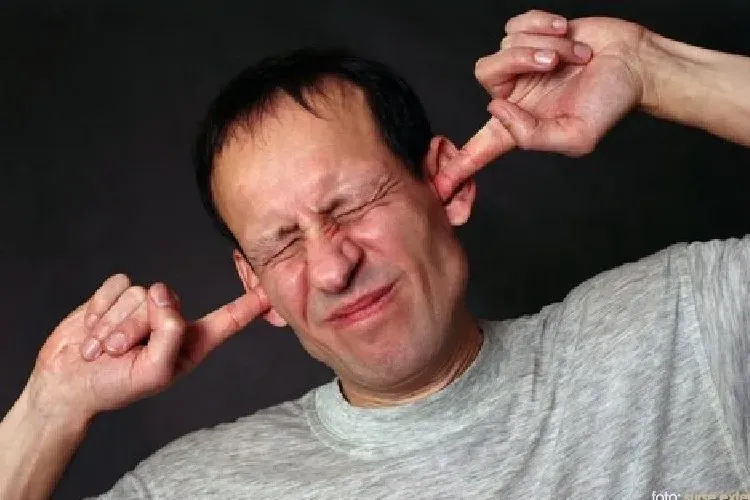 Cluj-Napoca: Angajați transformați în DJ! Mai mulți clujeni se plâng că ascultă muzică și fac gălăgie în timpul programului: „Se întâmplă zilnic”  