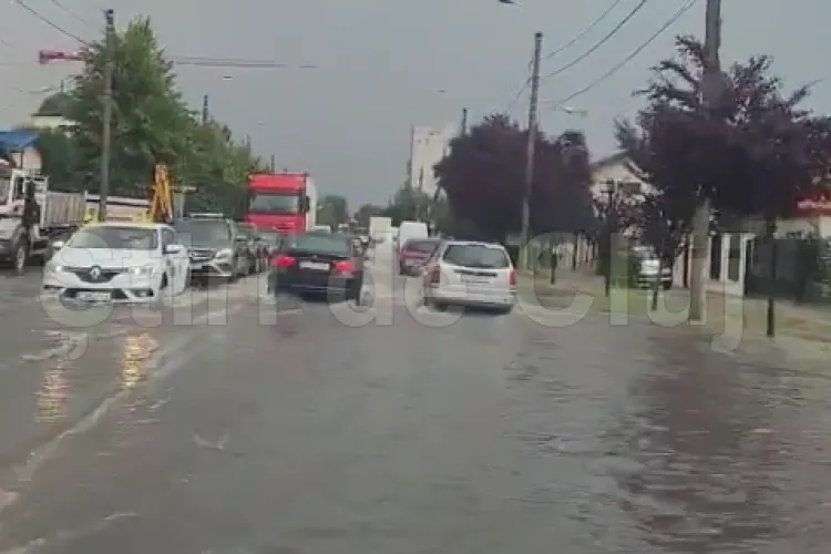 VIDEO | Clujul înecat, din nou: Mai multe străzi s-au transformat în fluvii în urma ploii torențiale. Strada Corneliu Coposu a devenit un mare „lac”