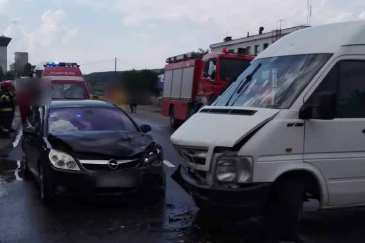 Accident în Cluj: Un copil a fost transportat de urgență la spital după impactul violent dintre o mașină și o autoutilitară FOTO