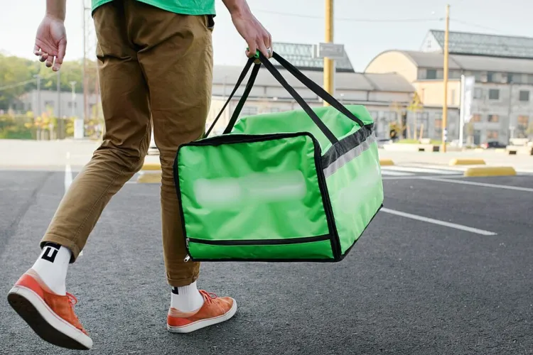 Frustrarea unui clujean după o experiență bizară cu o firmă de delivery: A primit comanda, a plătit și a fost taxat din nou! Cum s-a încheiat totul