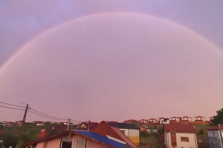 Spectacol pe cerul Clujului după vijelie: un CURCUBEU superb i-a scos la balcoane pe locuitorii orașului VIDEO FOTO