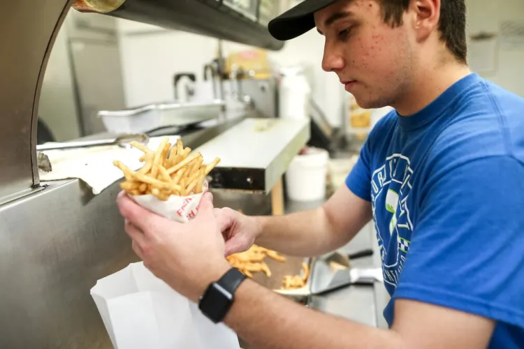 Diploma nu mai garantează nimic: Tinerii cu studii superioare intră pe piața muncii subcalificați. Ce se întâmplă în Cluj-Napoca