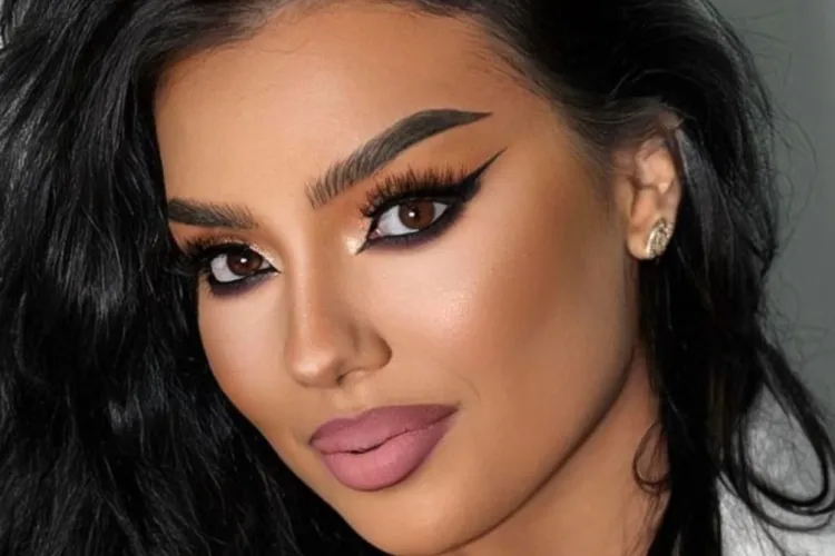 Cum te poți angaja la Curtea de Conturi fără studii superioare? O tânără de 28 de ani, fiică de șofer al șefului DNA are răspunsul la întrebare