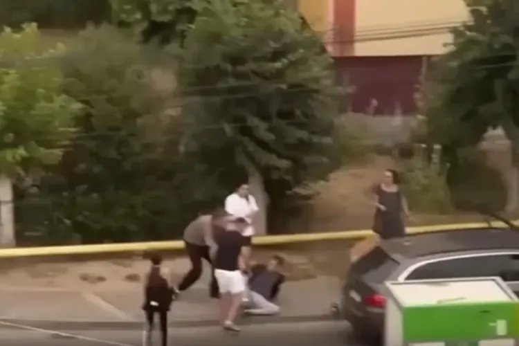 VIDEO. Tânăr clujean bătut în plină stradă. Incidentul s-a petrecut ziua, sub privirile trecătorilor și ale oamenilor de la balcoane