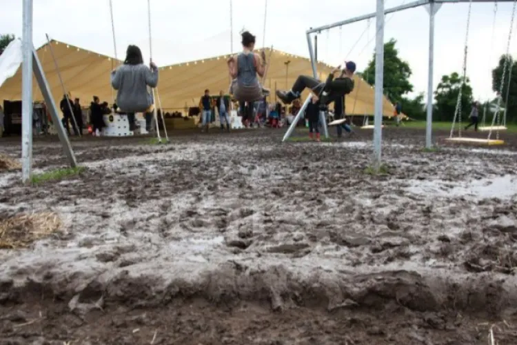 Electric Castle nu mai e ce-a fost: Ore de stat în ploaie, VIP aglomerat și headliner slab. „Festivalul meu preferat e acum o bătaie de joc”