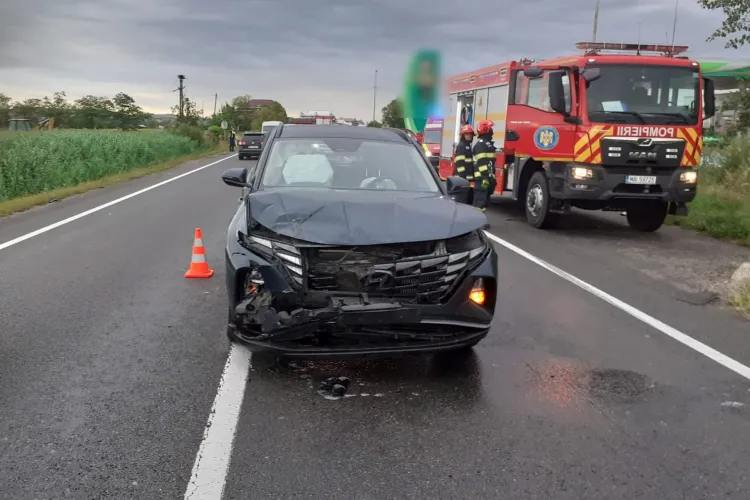 Accident în urmă cu puțin pe drumul Cluj-Oradea, la ieșirea din Huedin. O femeie rănită a fost transportată de urgență la spital. Trafic îngreunat FOTO