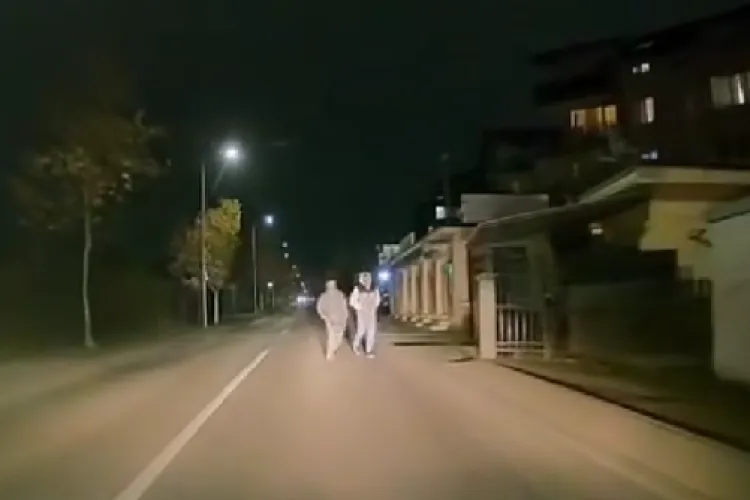 La un pas de tragedie! Un șofer a lovit intenționat cu mașina doi bărbați. Medicii au intervenit de urgență pentru a le salva viața 