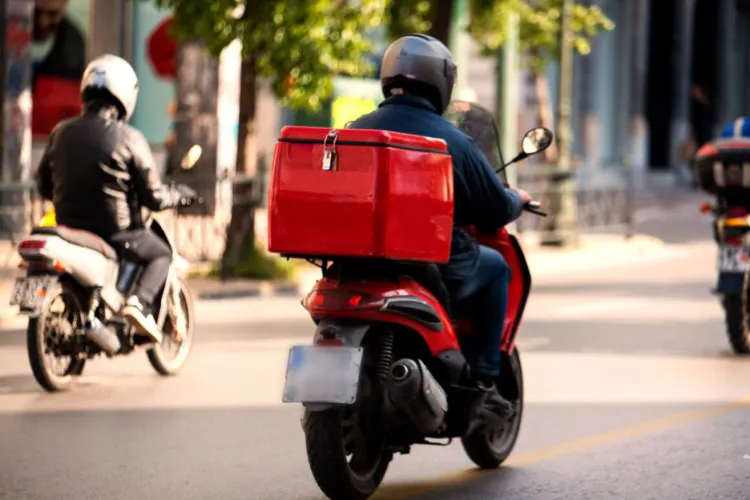 Un livrator din Nepal se laudă cu salariul pe care-l câștigă. Majoritatea românilor nu visează la asemenea sumă nici pentru trei luni de muncă VIDEO