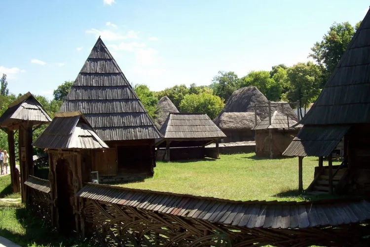 „Tradiții” în creion: Descoperă expoziția care aduce satul românesc în inima Clujului