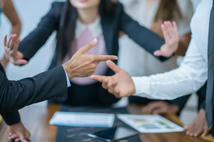 Haos pe o stradă din Cluj. Angajații unei firme IT, acuzați că transformă liniștea cartierului în scandal public: „Au un comportament antisocial”