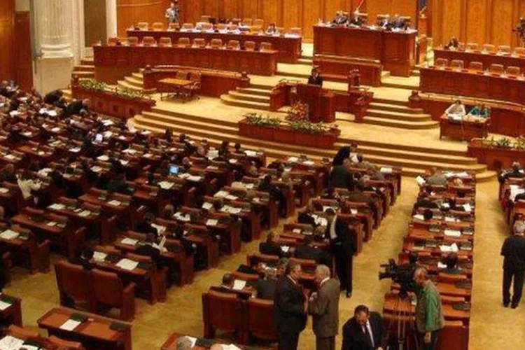 Moțiunea de cenzură împotriva Guvernului Bolojan, dezbătută și votată astăzi. Ce șanse sunt să rămânem fără acest guvern?