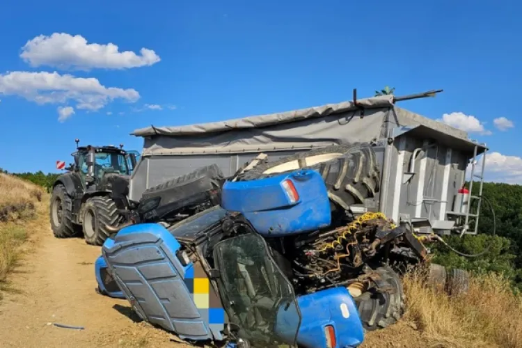 Tragedie fără margini! Un copil de 14 ani a murit, după ce tractorul în care se afla ca pasager s-a răsturnat. Medicii nu au mai putut face nimic