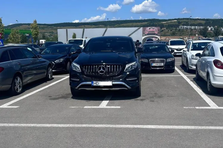 Parcare cu stil… prost: Un Mercedes negru cu numere de Hunedoara ocupă două locuri într-o parcare de Mall din Cluj: „Regina parcărilor” FOTO