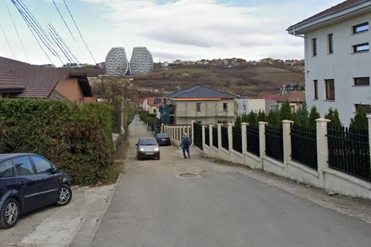 Scandal pe o stradă privată din Cluj: Dezvoltator acuzat că distruge drumul, dar refuză să contribuie/Primăria Cluj ridică din umeri. Locatarii, disperați!