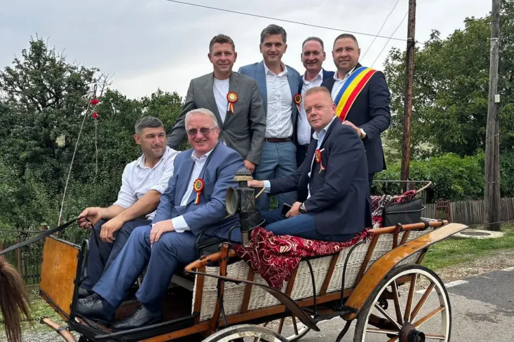 Deputatul Remus Lăpușan a făcut o vizită specială. S-a urcat în căruță alături de alți politicieni cunoscuți ai județului
