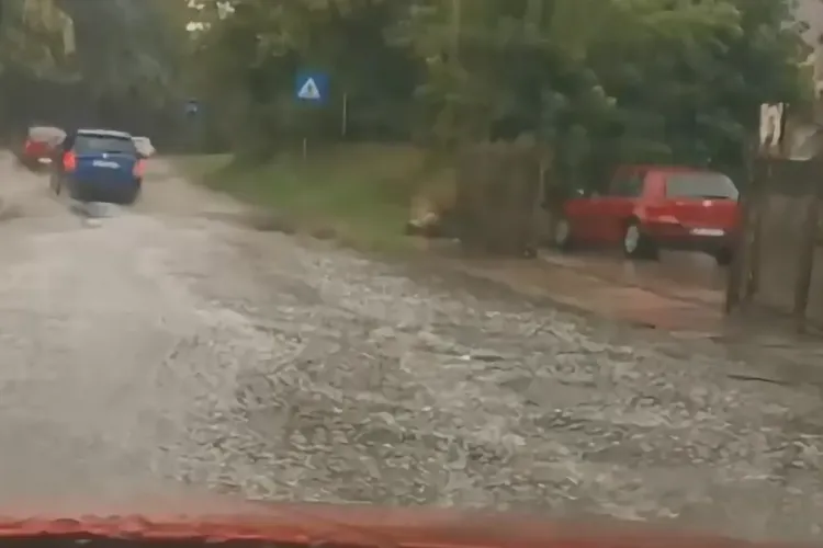 Nu a fost „rupere de nori”, dar mai multe străzi din Cluj tot s-au inundat: Calea Someșeni a fost din nou strada celor „1000 de lacuri” VIDEO