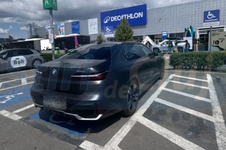 FOTO. BMW de 100.000 de euro atras ca un magnet de un loc de parcare pentru persoanele cu dizabilități. Devine un obicei la Cluj