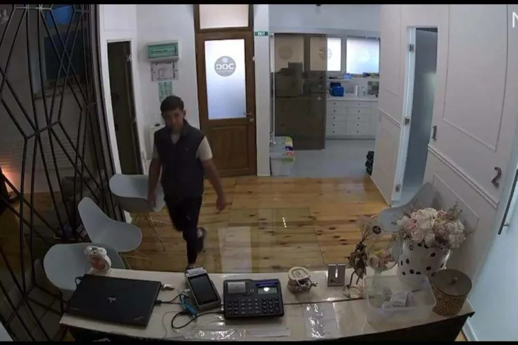 Furt la o clinică dentară din Cluj: Cum a pătruns un bărbat necunoscut și a plecat cu portofelul medicului în timp ce aceasta trata un pacient VIDEO