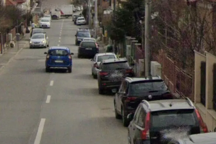 Strada Codrului din Cluj-Napoca, pericol pentru pietoni: Mașinile ocupă trotuarele, iar mamele cu copii circulă printre mașini