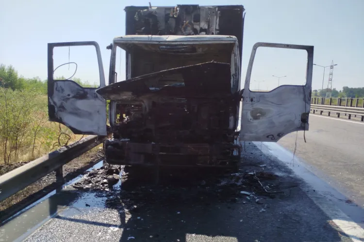 Incendiu pe autostrada A3, între Turda și Gilău! Cabina unui camion a luat foc în mers – Șoferul a tras pe dreapta în ultima clipă FOTO