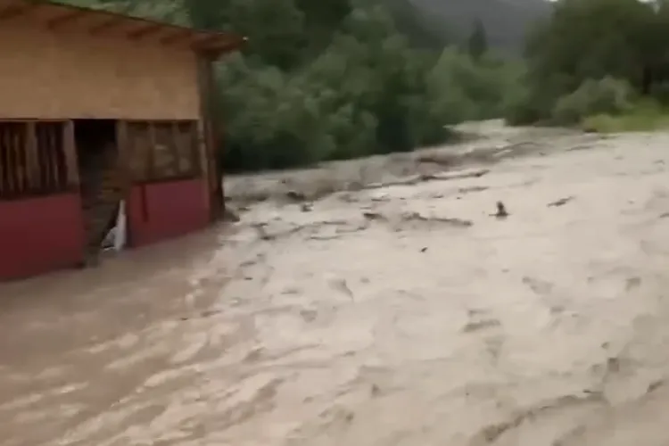 Fotograf clujean cere disperat ajutor după ce localitatea în care se afla a fost inundată: „Cerem ajutor! Suntem disperați!” VIDEO cu apele dezlănțuite