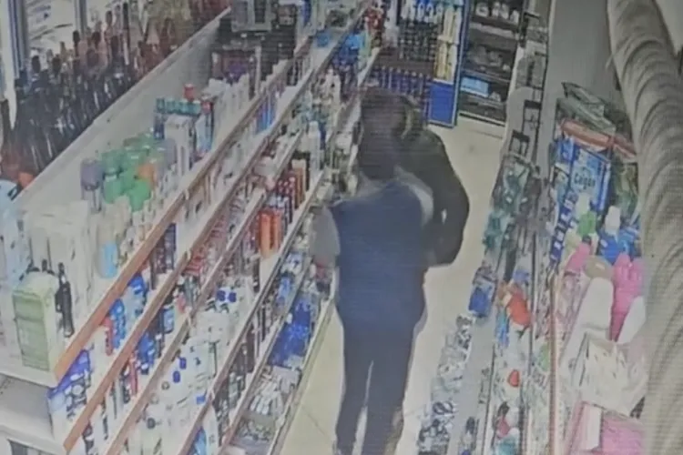 Hoți filmați LIVE într-un magazin din Cluj. Au fost surprinși pe camerele de supraveghere în timp ce „își făceau de cap” fără jenă în magazin în Gheorgheni