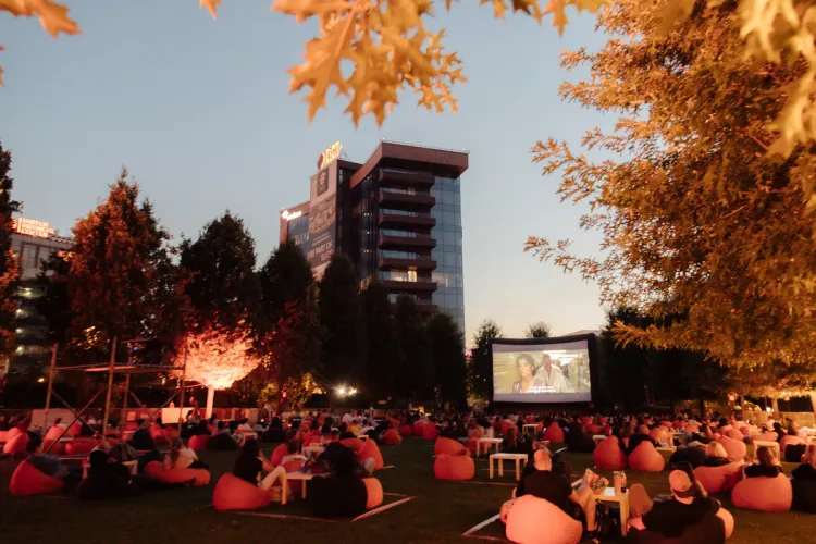 Premieră la Iulius Mall Cluj! Clujenii sunt invitați să se bucure de o experiență inedită, cu filme proiectate pe toate cele patru fețe ale unui cub uriaș